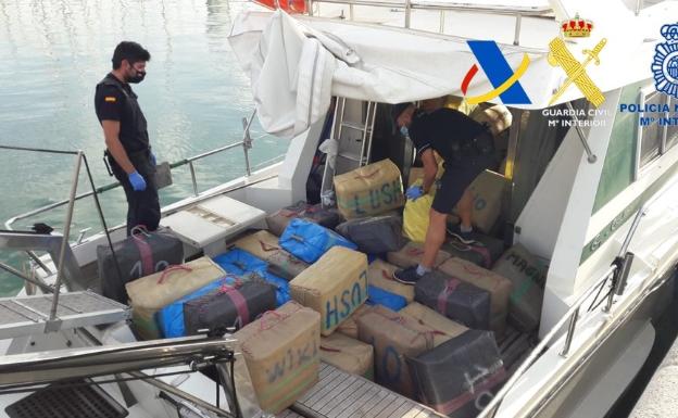 Interceptan un yate con 4.300 kilos de hachís en aguas cercanas al puerto de Calpe