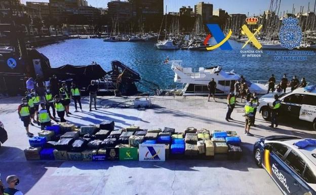 Interceptan en Calp un yate cargado con más de 4.300 kilos de hachís