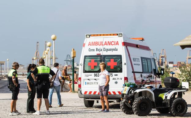 La Policía trata de identificar a un hombre que murió ahogado el jueves por la tarde en la playa del Pinar