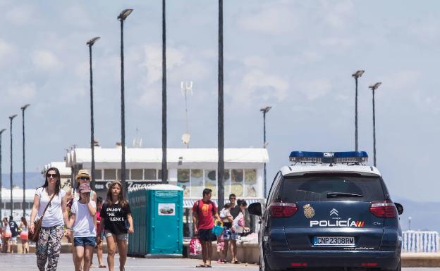 El Ayuntamiento limita el acceso a la playa de San Juan al detectar aforo máximo