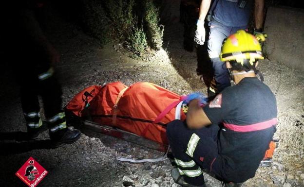 Los bomberos rescatan en Dénia a una mujer herida tras caer cerca de la Torre del Gerro