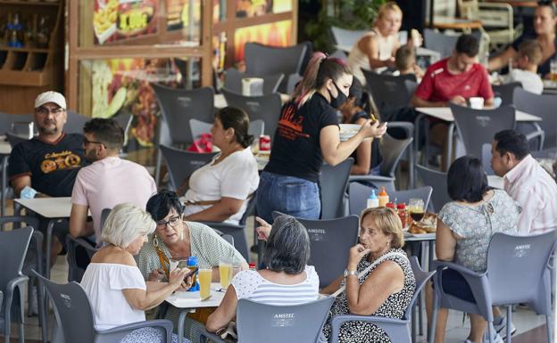 Los hosteleros valencianos advierte: «La cuarentena del Gobierno británico es un mazazo al turismo»