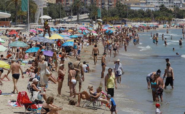 Alicante estrena una aplicación de control de aforo en la playa de El Postiguet