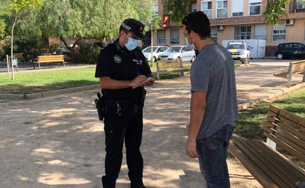 60 propuestas de sanción por el uso de la mascarilla y la distancia social en Benetússer