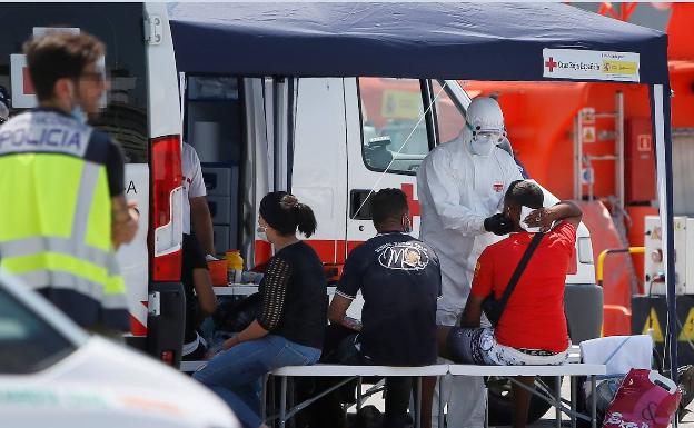 Un juzgado ratifica el aislamiento hospitalario de 17 inmigrantes llegados en patera a Alicante