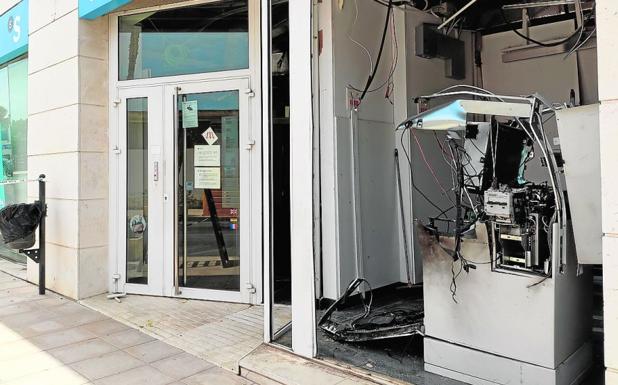 Unos ladrones vuelan con explosivo un cajero de Els Poblets