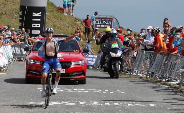 Remco Evenepoel gana en Picón Blanco y es nuevo líder