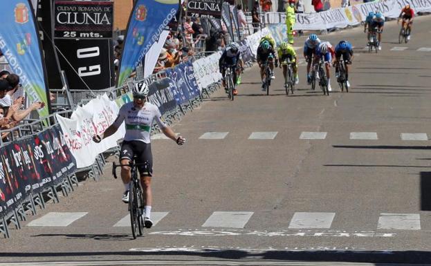 Sam Bennet gana en Roa de Duero en un final marcado por una caída