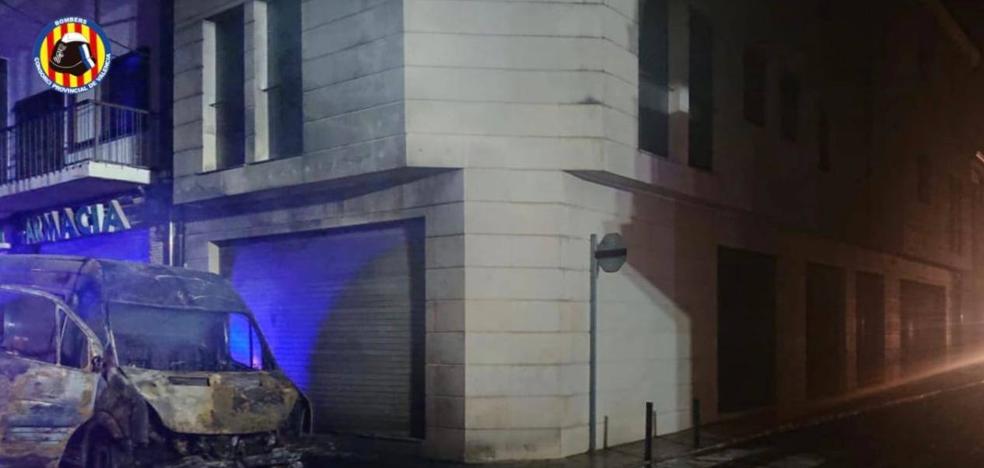 Buscan a un pirómano tras el incendio de cinco coches y una furgoneta en Catarroja