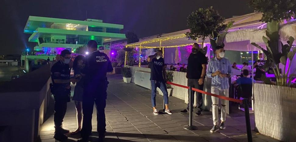 La Marina de Valencia, tomada por la Policía para reducir la posibilidad de rebrotes en el ocio nocturno