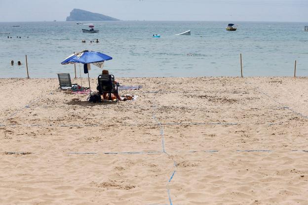 Multa de 750 euros a quien use la sombrilla para asegurarse sitio en una playa valenciana