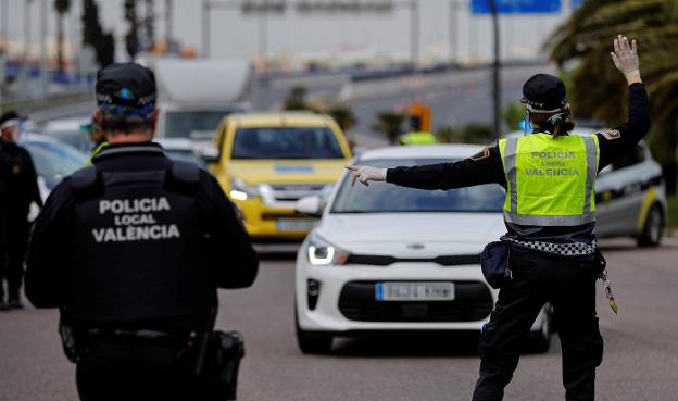 Dos policías locales, en un control en Valencia. Manuel Bruque/EFE/