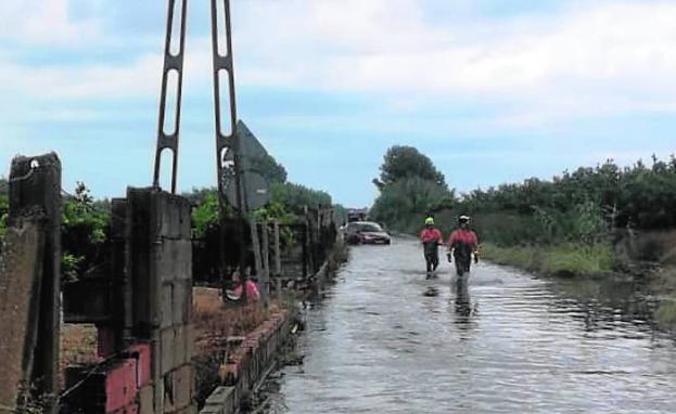 «El agua se llevaba el coche y salté a por ellos»