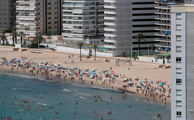 Uno de los principales destinos turísticos de la Comunitat prohibe fumar en todas sus playas