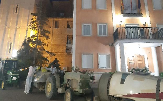 Turís reactiva la desinfección del casco urbano con atomizadores contra el coronavirus