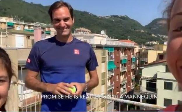 Federer regala a dos fans que jugaban a tenis desde sus azoteas la asistencia a la Academia de Rafa Nadal