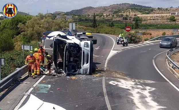 Un camión vuelca y vierte un charco de aceite en la V-23