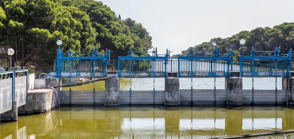 El desagüe de la Albufera por las mañanas enfada a los vecinos
