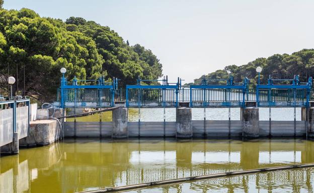 El desagüe de la Albufera por las mañanas enfada a los vecinos