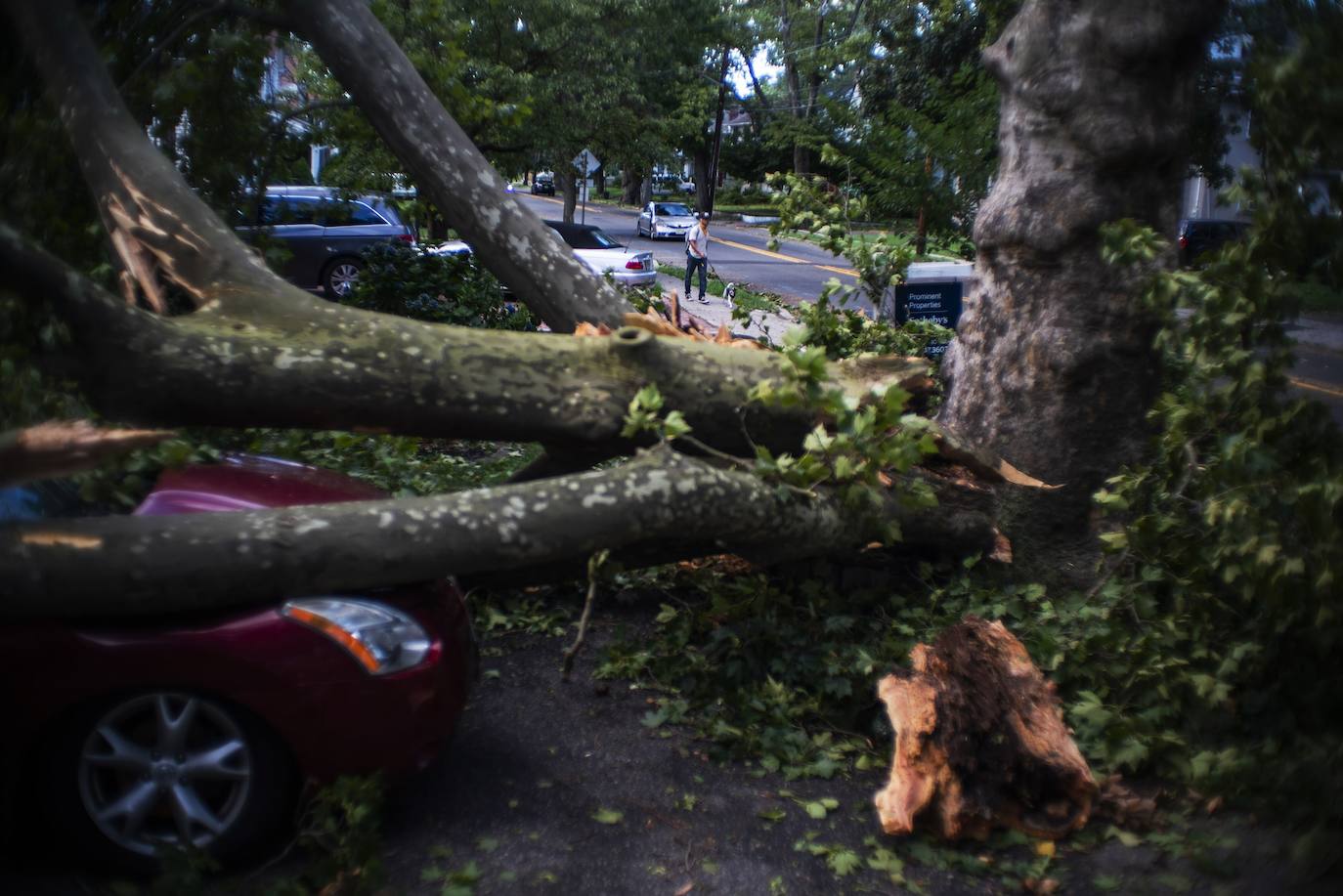 La tormenta tropical Isaías barre la costa este de EE UU y deja varios muertos