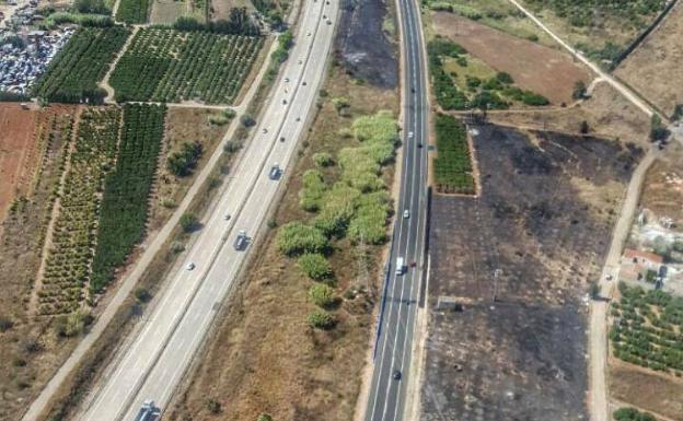 El fuego arrasa más de 5 hectáreas de matorral en El Verger cerca de la N-332