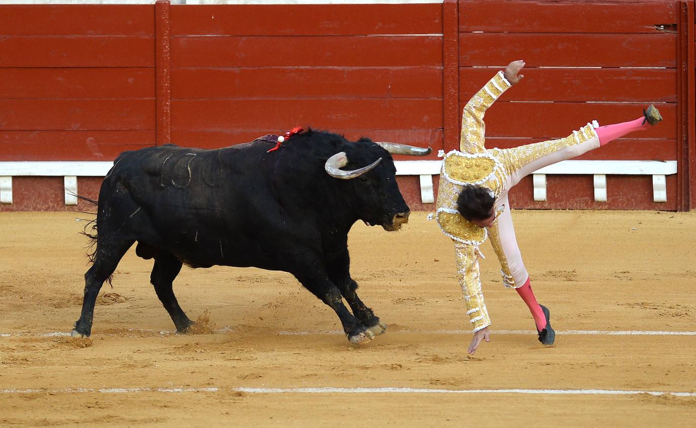 El susto de Enrique Ponce en el primer toro en la Plaza del Puerto de Santa María