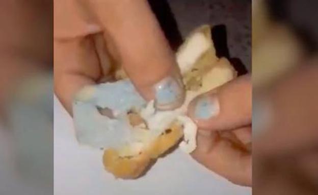 Encuentran una mascarilla quirúrgica dentro de un nugget de pollo de un 'Happy Meal'