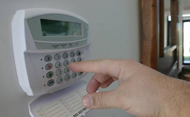 Cerrar bien y no dar pistas en redes: claves para evitar robos en verano