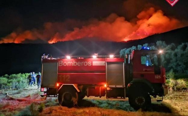 Extinguen el incendio de Guadalest y siguen activos los de Vall de Gallinera y Castell de Castells