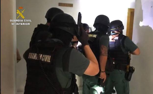 La Guardia Civil detiene en la Vega Baja a los cabecillas de una banda de butroneros