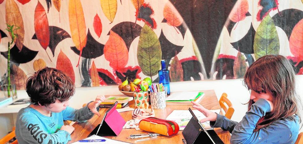 La falta de seguridad lleva a casi medio millar de padres a exigir clases online a Marzà