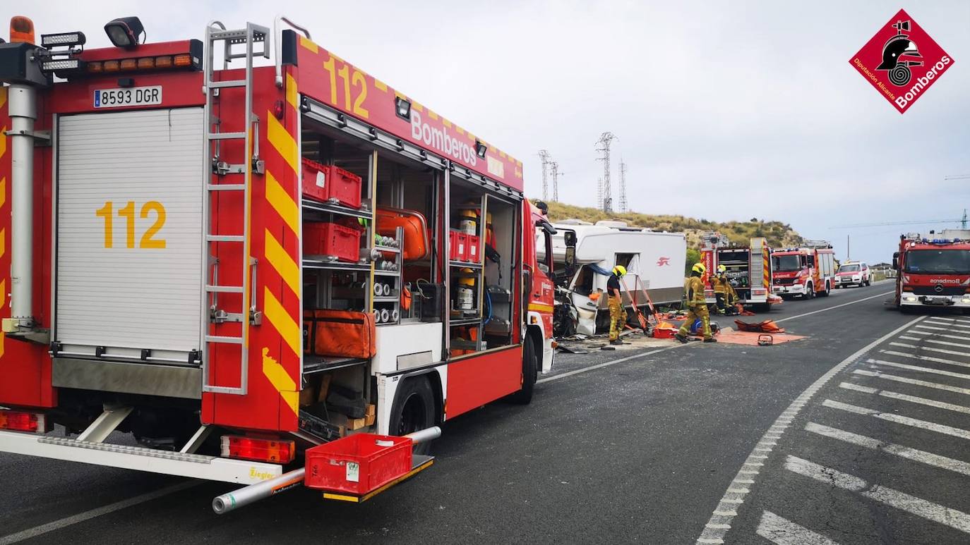 Imágenes del brutal accidente en El Campello: dos fallecidos y tres heridos graves