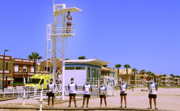 El servicio de socorrismo de la playa de Puçol realiza tres rescates, una emergencia y más de 40 atenciones en un mes