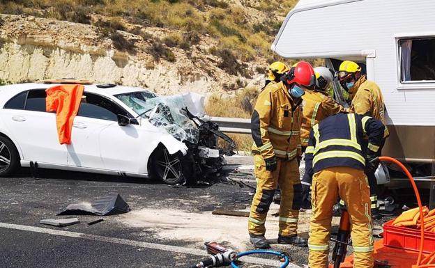 Brutal accidente con dos muertos y tres heridos en un choque frontal entre un coche y una autocaravana en El Campello