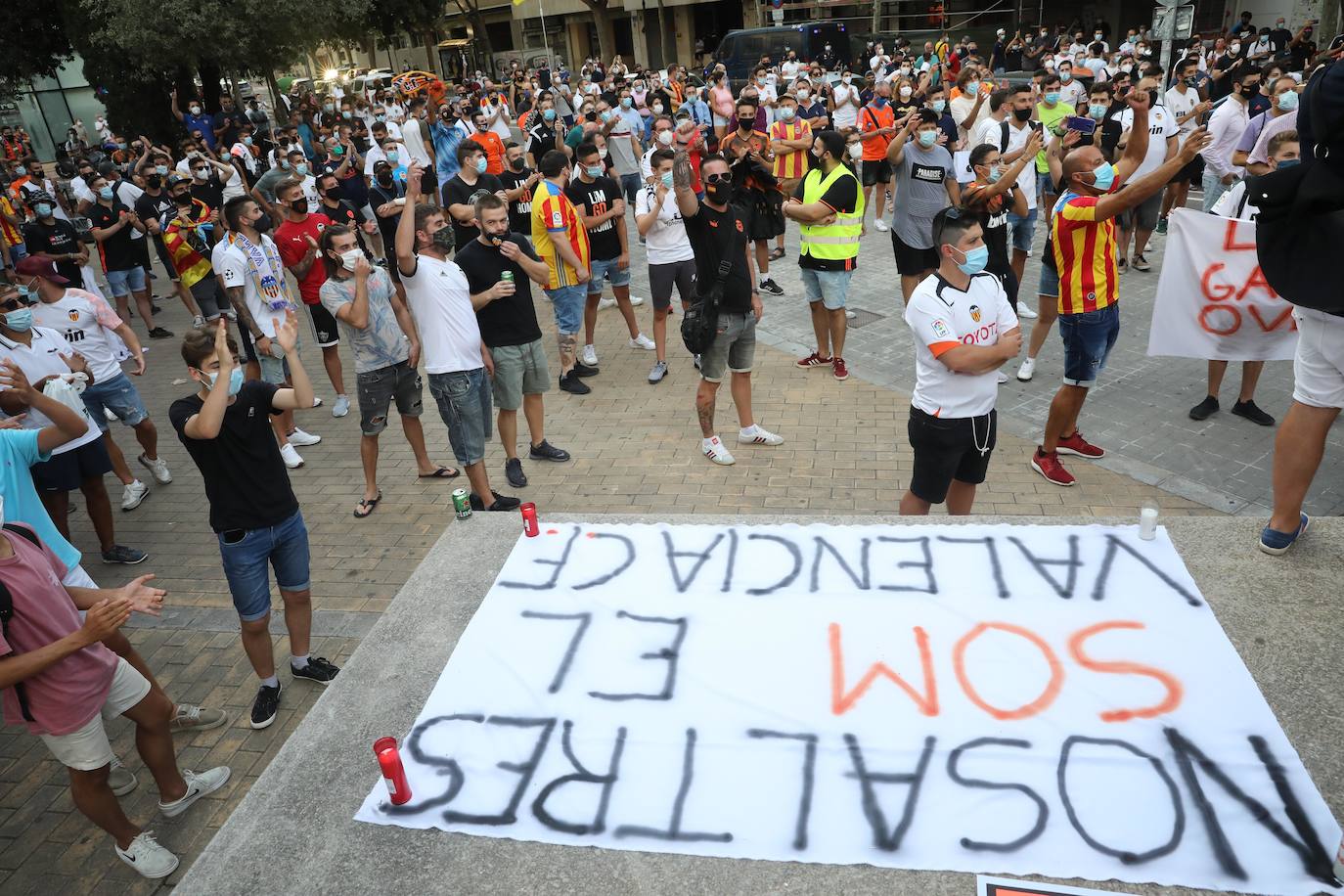 Más de un millar de valencianistas se manifiestan contra la gestión de Lim y piden su marcha