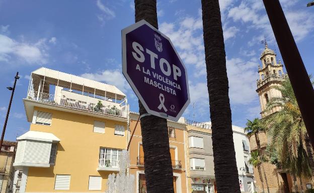 Pego busca poner freno a la violencia machista instalando señales de stop moradas