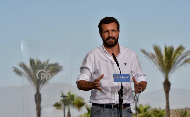 Casado pone el foco en Sánchez y le exige el cese de su vicepresidente segundo