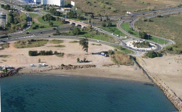 Dos policías locales de Massalfassar colaboran en un rescate en la playa