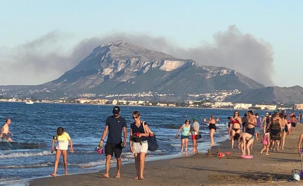 Un incendio quema una pinada del Montgó en Xàbia