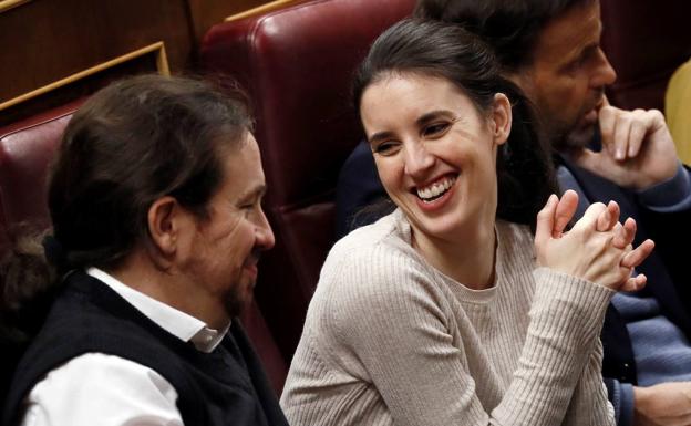 Pablo Iglesias e Irene Montero interrumpen sus vacaciones en Asturias ante las amenazas y protestas por su presencia