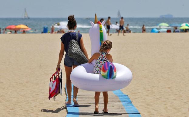 Detienen en Las Arenas a una pareja por robar las pertenencias de un bañista, valoradas en 845 euros