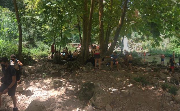 Los picnics en zonas no autorizadas de Anna llenan de basura el cauce del río