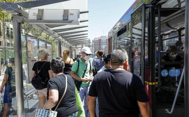 A un metro y medio en bares pero codo con codo en el bus