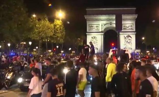 Las calles de París celebran la final de la Champions y se olvidan del Covid-19