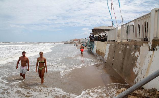 Los vecinos de la playa de Les Deveses se plantan y exigen dos espigones para frenar la regresión