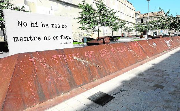 Basura, pintadas y dejadez, en el jardín trasero de la pinacoteca