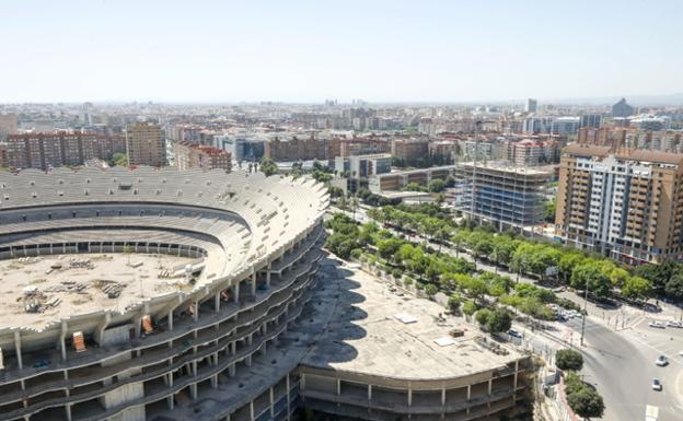 Un estadio al borde del abismo