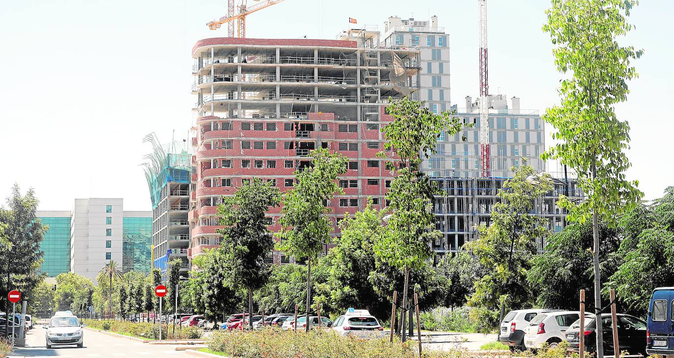 Valencia acelera la construcción de 3.300 viviendas ante la incertidumbre económica