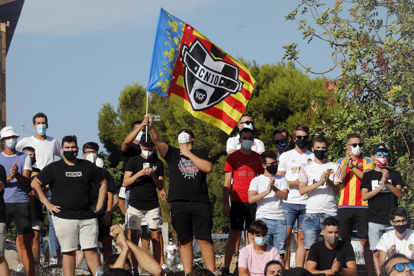 Medio millar de valencianistas claman contra Peter Lim