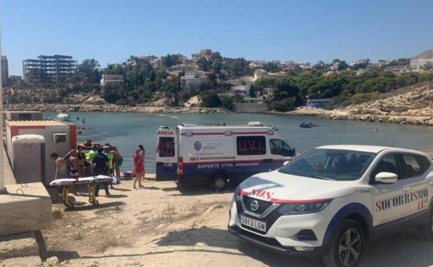 Un barco a la deriva hiere a una mujer y obliga a desalojar una playa en El Campello